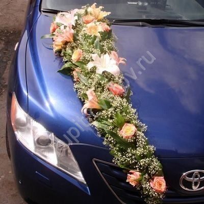 Композиция их живых цветов для авто